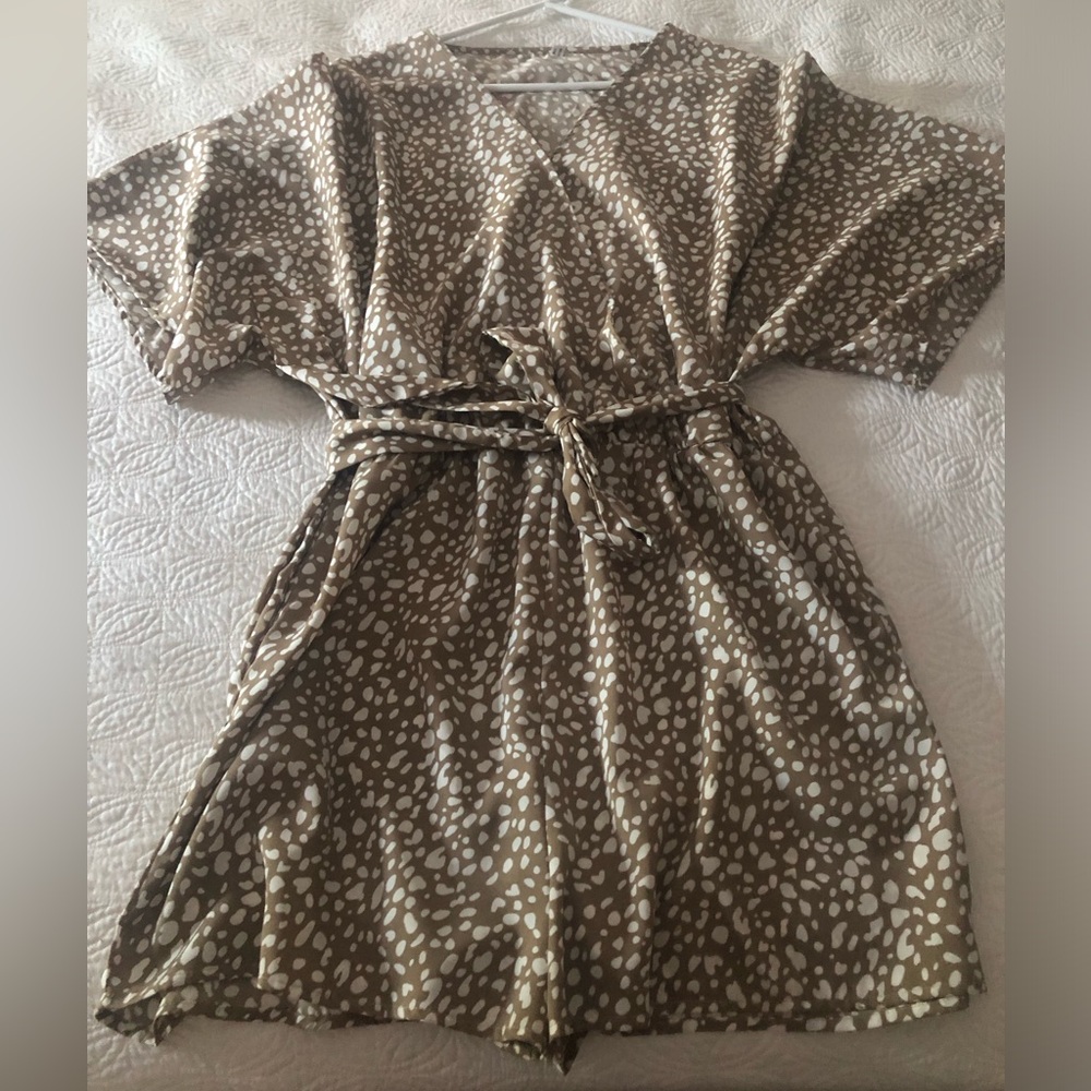 ePretty tan and white printed romper, size XL